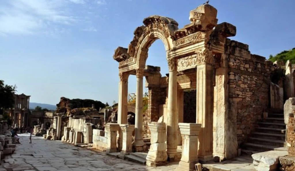 पूरा दिन इफिसस और वर्जिन मैरी टूर: प्राचीन इतिहास के माध्यम से एक अनोखी यात्रा