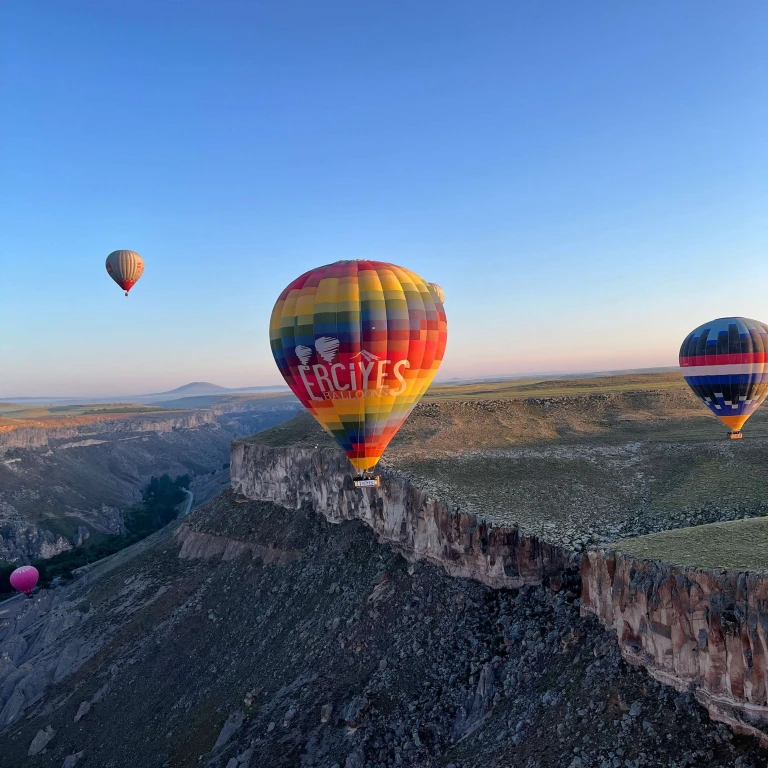 Voo de Balão ao Amanhecer no Vale de Soganli