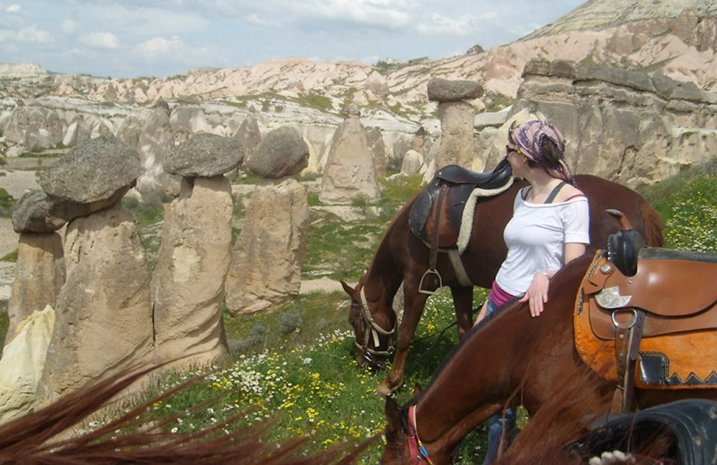 Каппадокійська прогулянка на конях на заході сонця