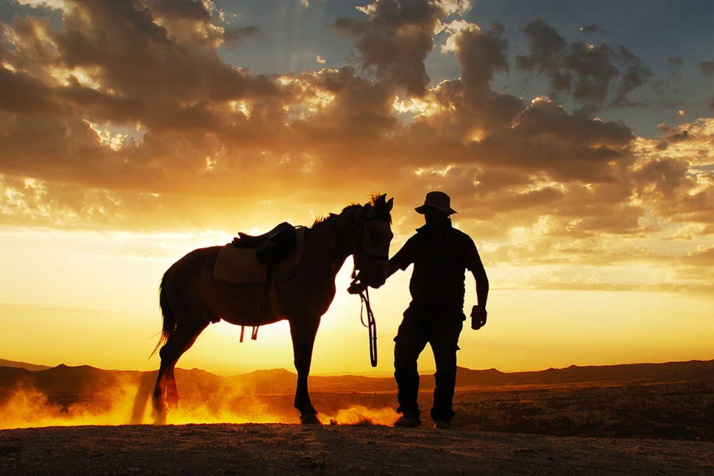 Каппадокійська прогулянка на конях на заході сонця