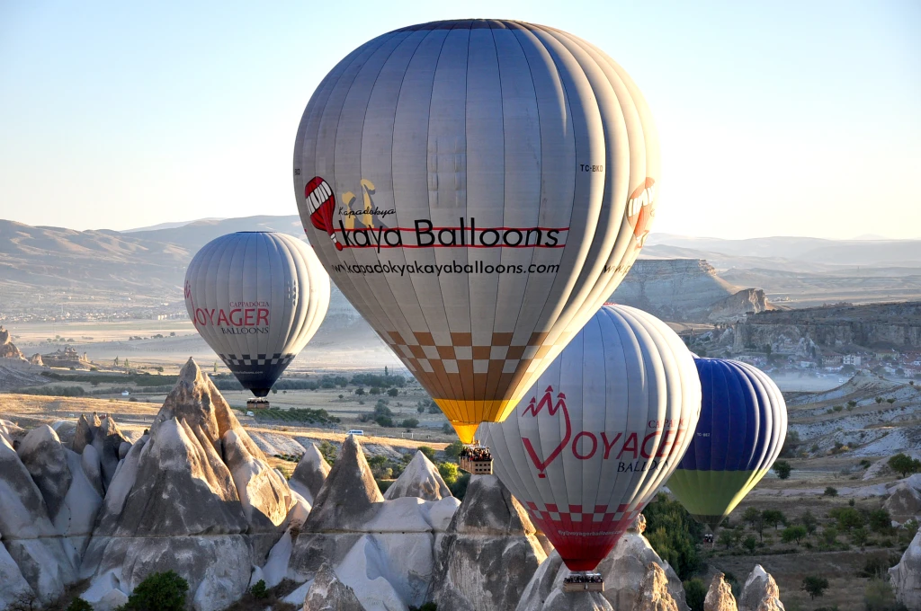 Πτήση με αερόστατο στην Γκόρεμε Καππαδοκία κατά την ανατολή του ηλίου