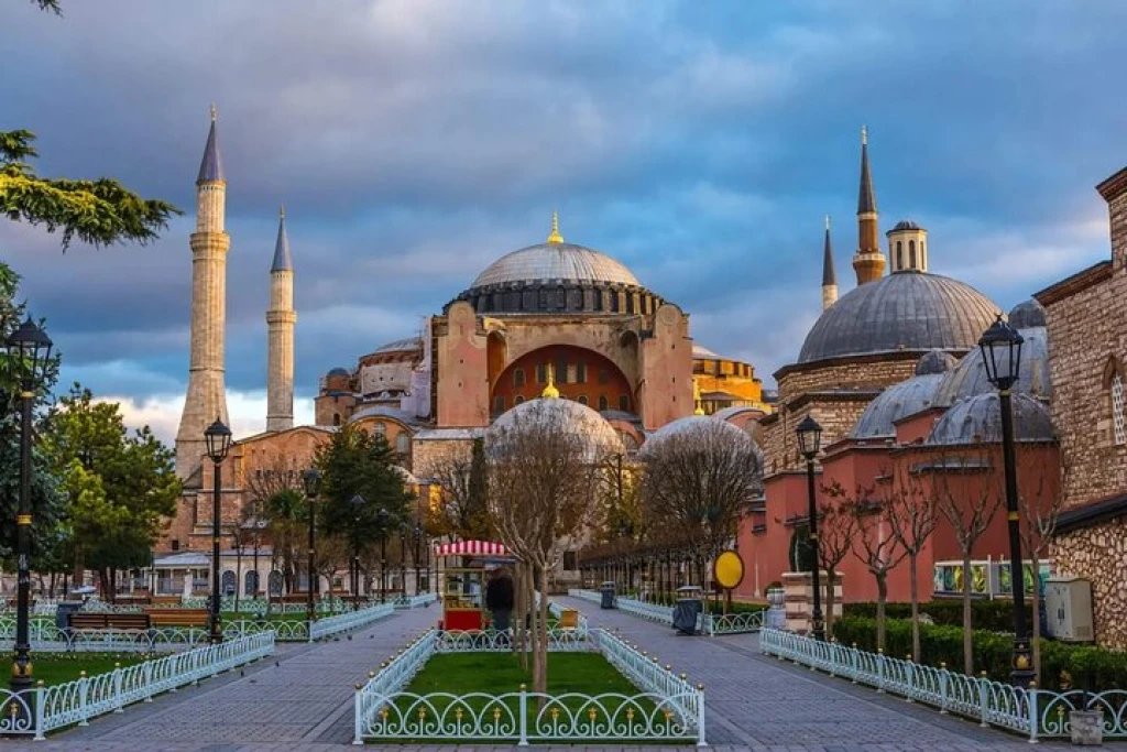 Istanbul Day Trips: Hagia Sophia, Blue Mosque, Grand Bazaar & Süleymaniye Mosque with Bosphorus Tea Break