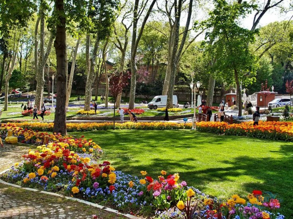Discover Istanbul’s Majestic Topkapi Palace, Harem, Aya Irini and Grand Bazaar: A Guided Journey Through Royal History