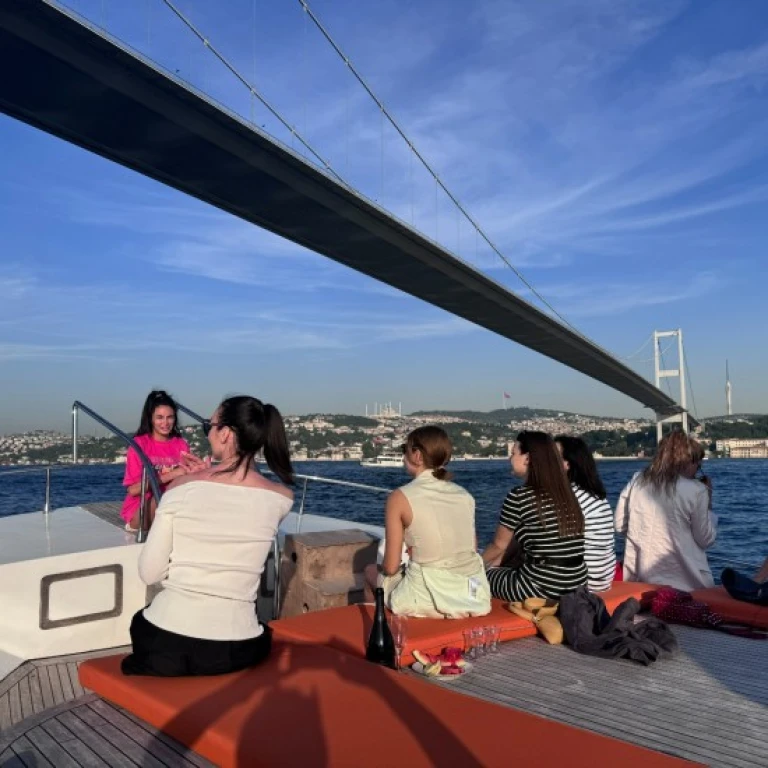 清晨或日落游船配导游和小吃