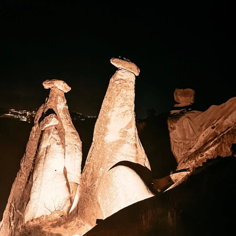 夜のカッパドキアの谷を巡る