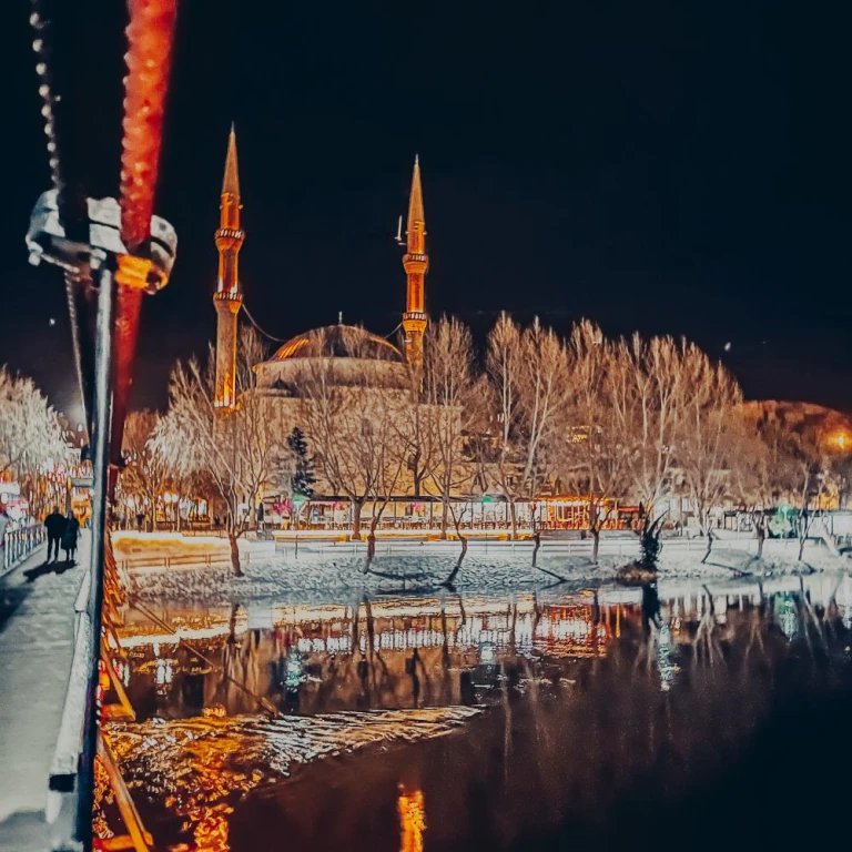 夜のカッパドキアの谷を巡る