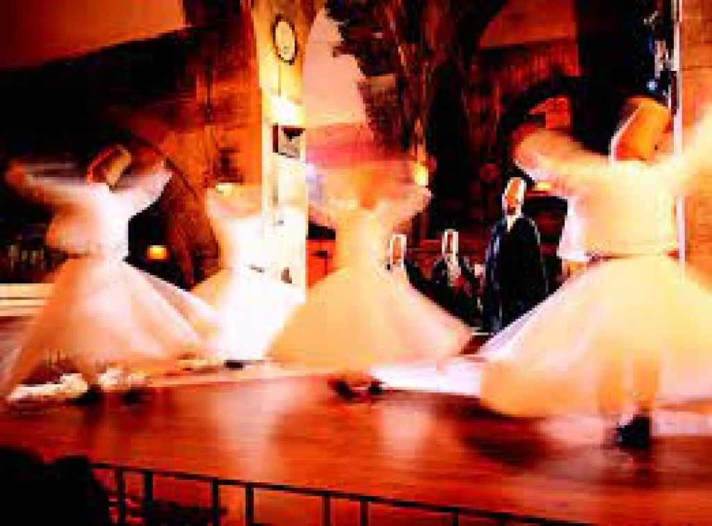 キャラバンサライの回転するダーヴィッシュ