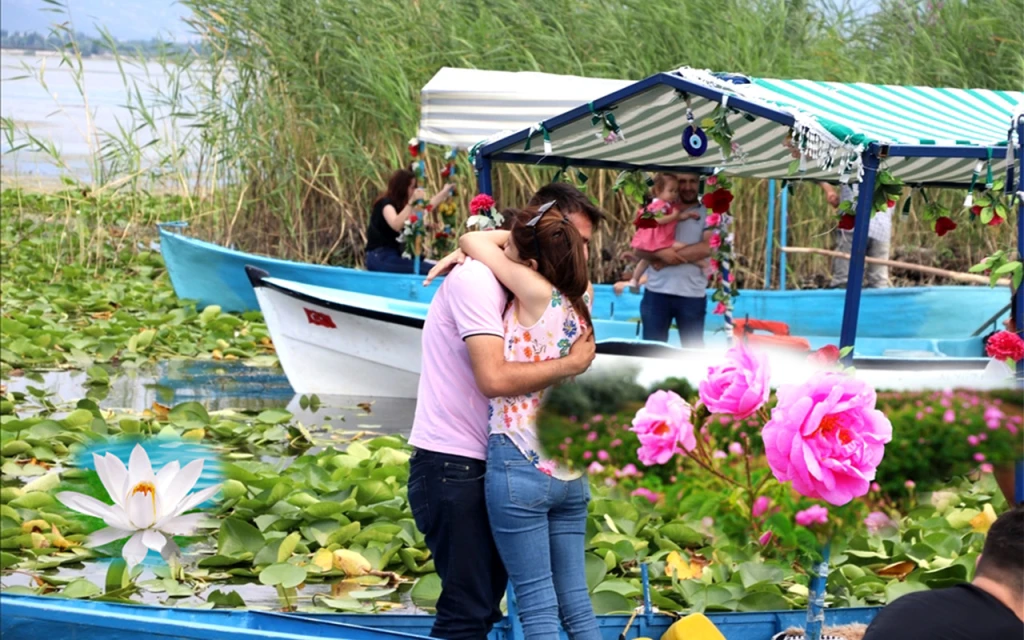 Dagtrip Isparta Rozen Oogst & Salda Meer & Işıklı Meer Tour