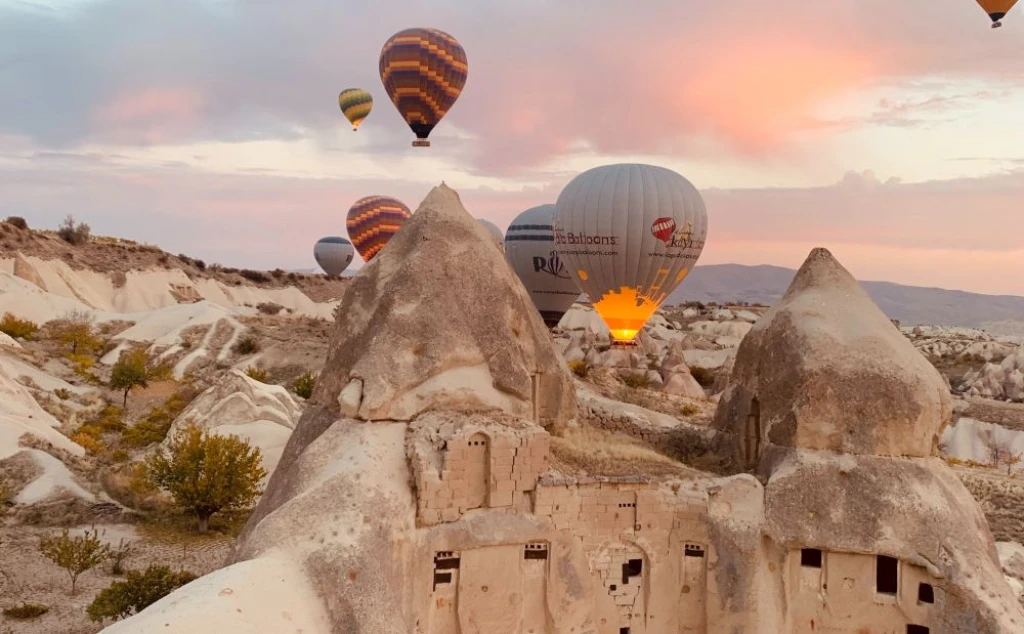Котяча долина Кападокії на повітряній кулі
