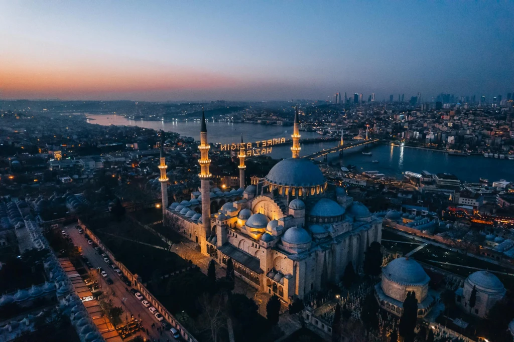 Beyond the Classic: Exclusive Grand Bazaar Roof & Süleymaniye Walking Tour