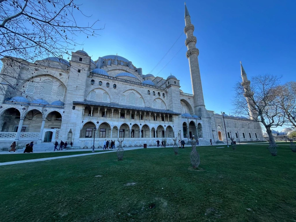 Beyond the Classic: Exclusive Grand Bazaar Roof & Süleymaniye Walking Tour