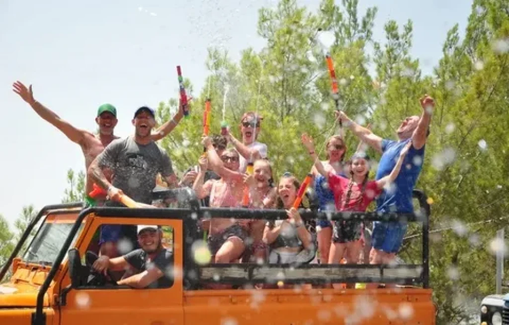 ΗΜΕΡΗΣΙΑ ΕΚΔΡΟΜΗ ΣΕ ΤΖΙΠ ΣΤΗΝ ΦΕΘΙΕ