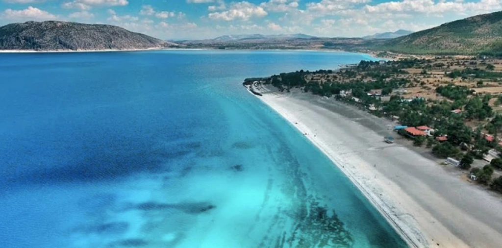 'Salda Lake Pamukkale Cesme Alacati Tour / 1 Night Hotel Accommodation / Departing from Istanbul'