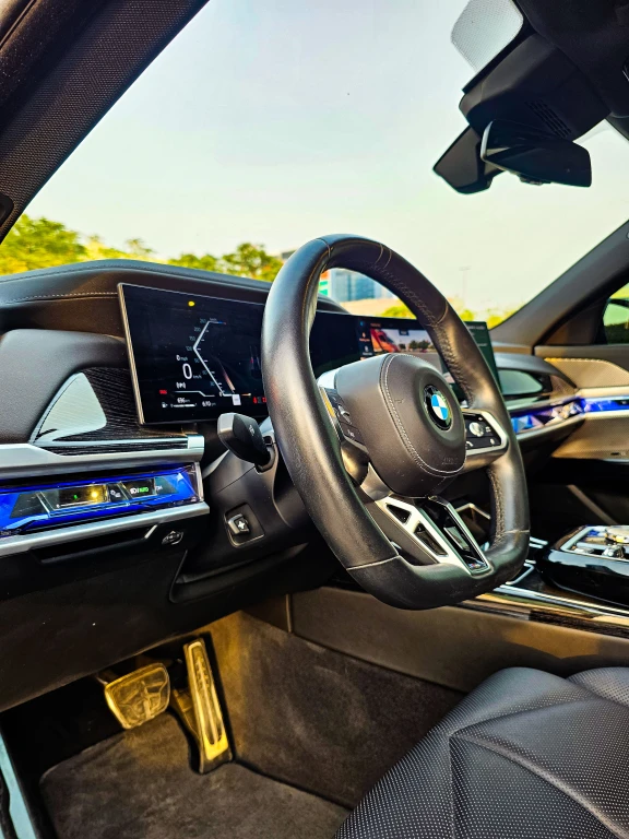 BMW 7.40i 2023