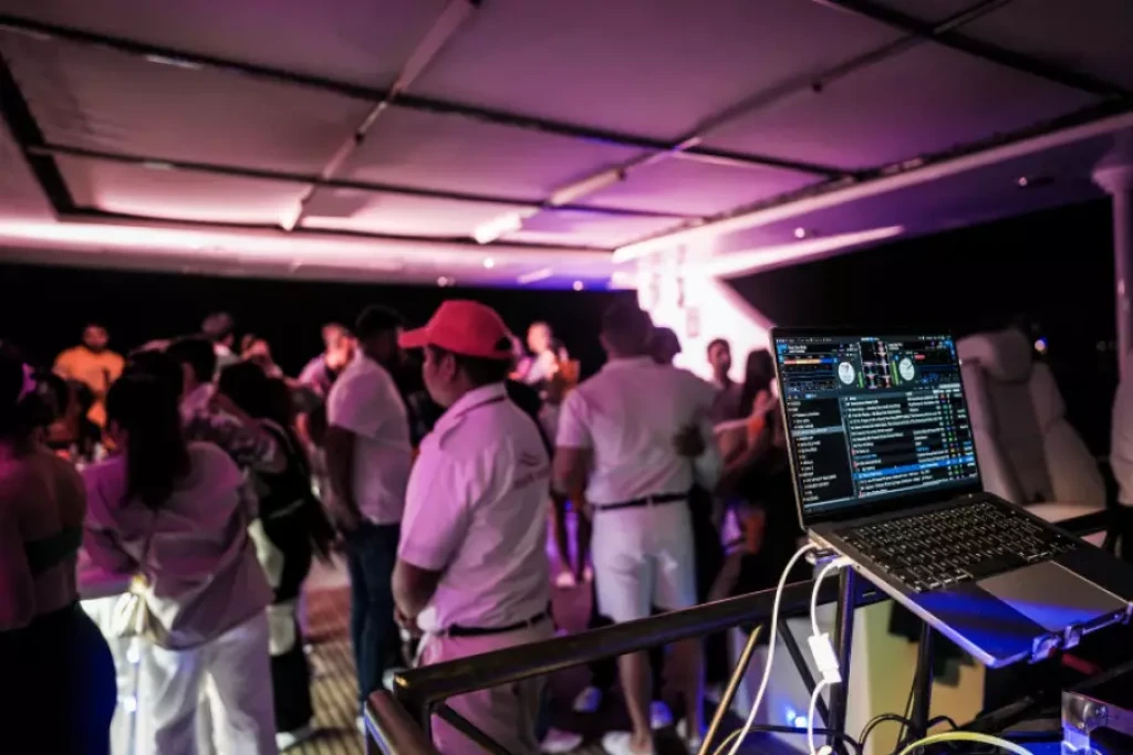 Fête de luxe en yacht partagé à Dubai Marina