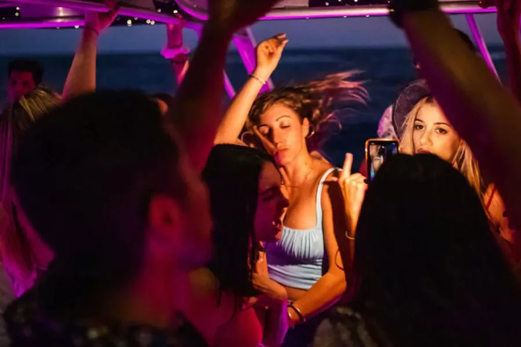 Fête de luxe en yacht partagé à Dubai Marina