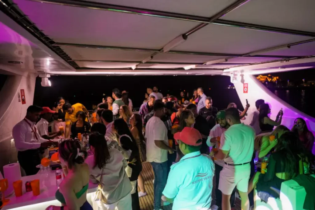 Fête de luxe en yacht partagé à Dubai Marina