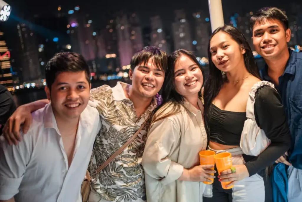 Fête de luxe en yacht partagé à Dubai Marina