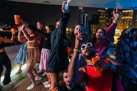 Luxus-Yacht-Party in der Dubai Marina