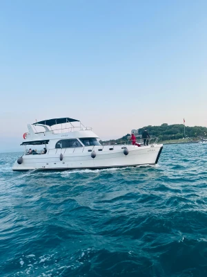 İstanbul'da Lüks Yatta Özel Boğaz Turu – 19 Metre Yatla 1 Saatlik Özel Deneyim