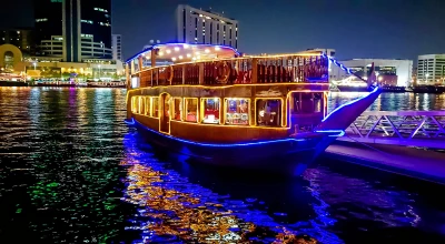 Rejs dhową po marinie w Dubaju