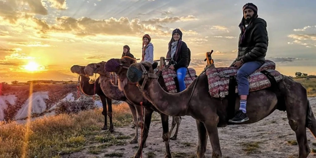 Tur de călărie cu cămile în Cappadocia | Rezervați online safari cu cămile la răsărit și apus