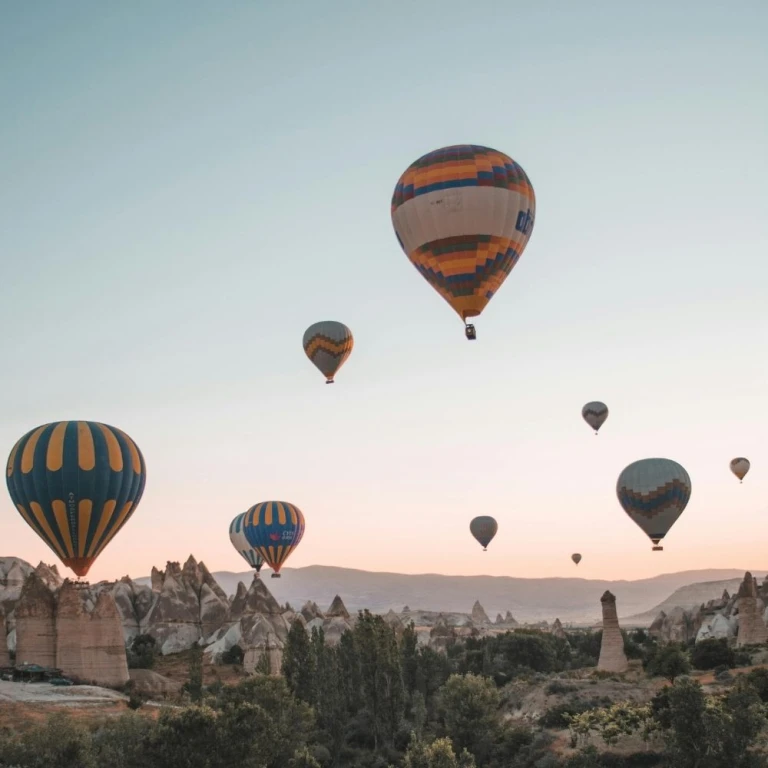 Ballon Pilgrimage: Een Heilige Reis van Hemelse Visie naar Aardse Realiteit