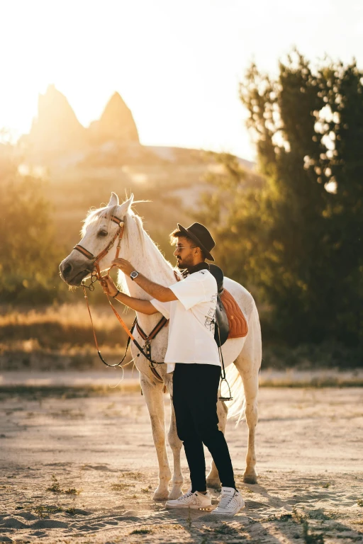 Тур їзди на конях на світанку та заході сонця через долини Каппадокії