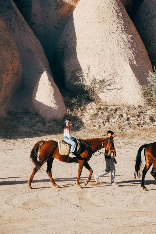 Тур їзди на конях на світанку та заході сонця через долини Каппадокії