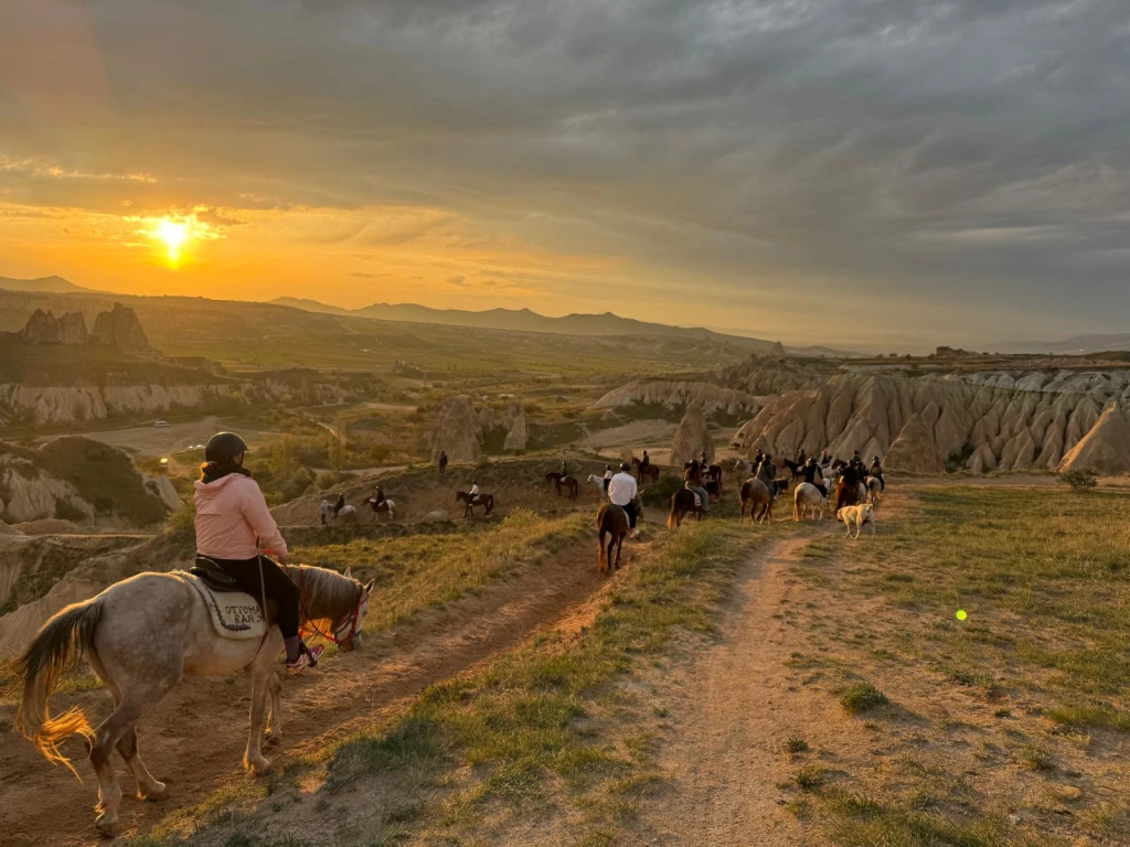 Слънчев залез с конна езда в Кападокия – Долини и Феи заслони