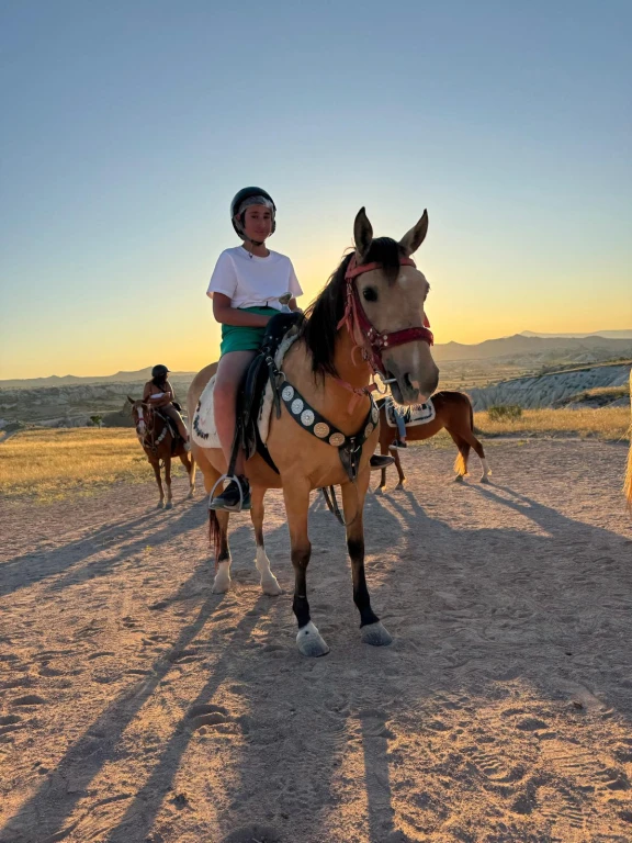 Слънчев залез с конна езда в Кападокия – Долини и Феи заслони