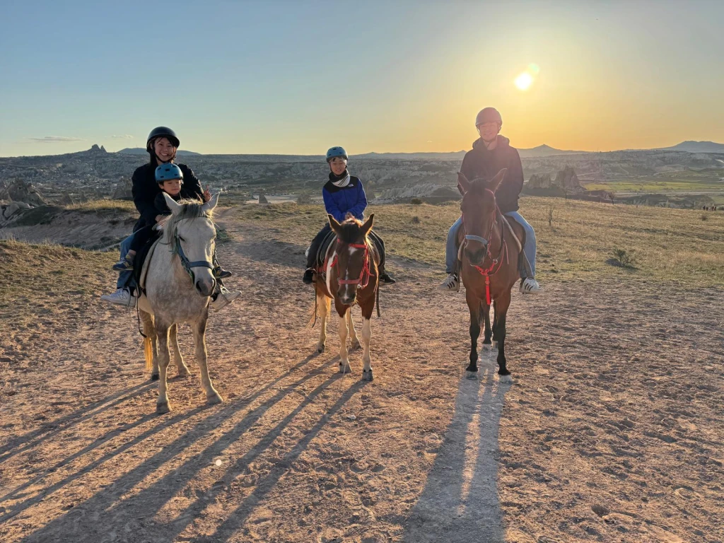 Слънчев залез с конна езда в Кападокия – Долини и Феи заслони