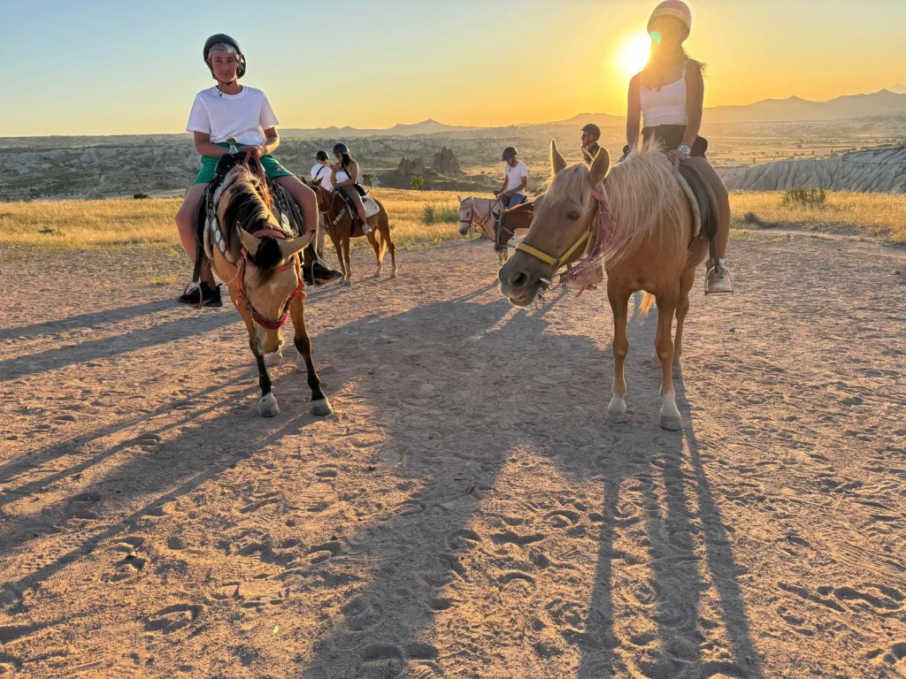 Слънчев залез с конна езда в Кападокия – Долини и Феи заслони