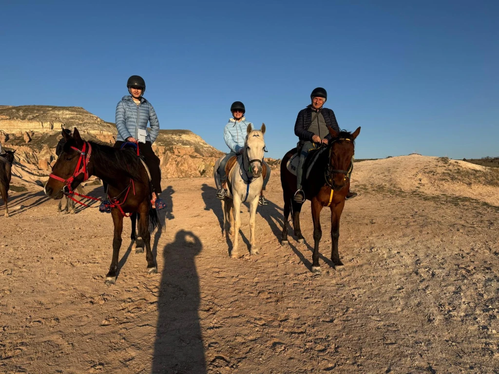 Слънчев залез с конна езда в Кападокия – Долини и Феи заслони