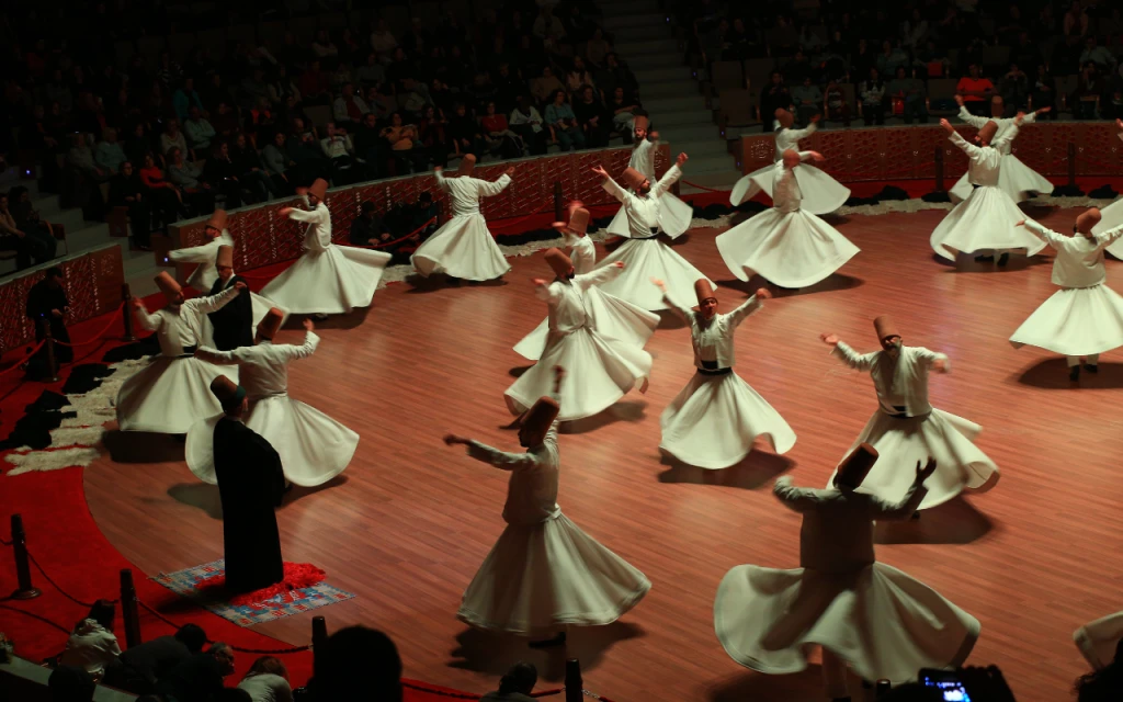 Ples vrtelog derviša u Kapadokiji – Iskustvo sufijske ceremonije