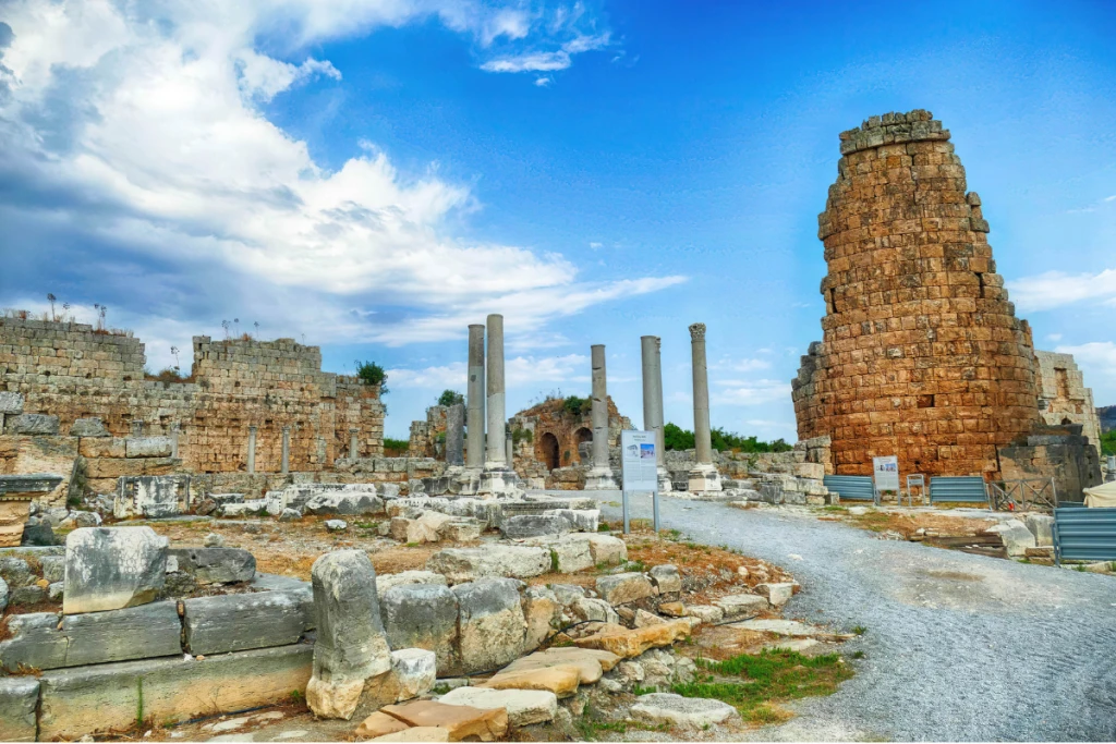 Perge Città Antica di Antalya – Storia, Rovine e Guida per i Visitatori