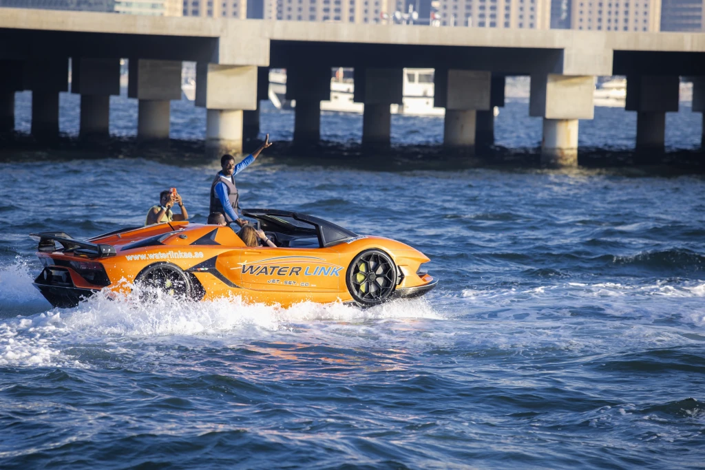 Опыт на реактивной машине над водой