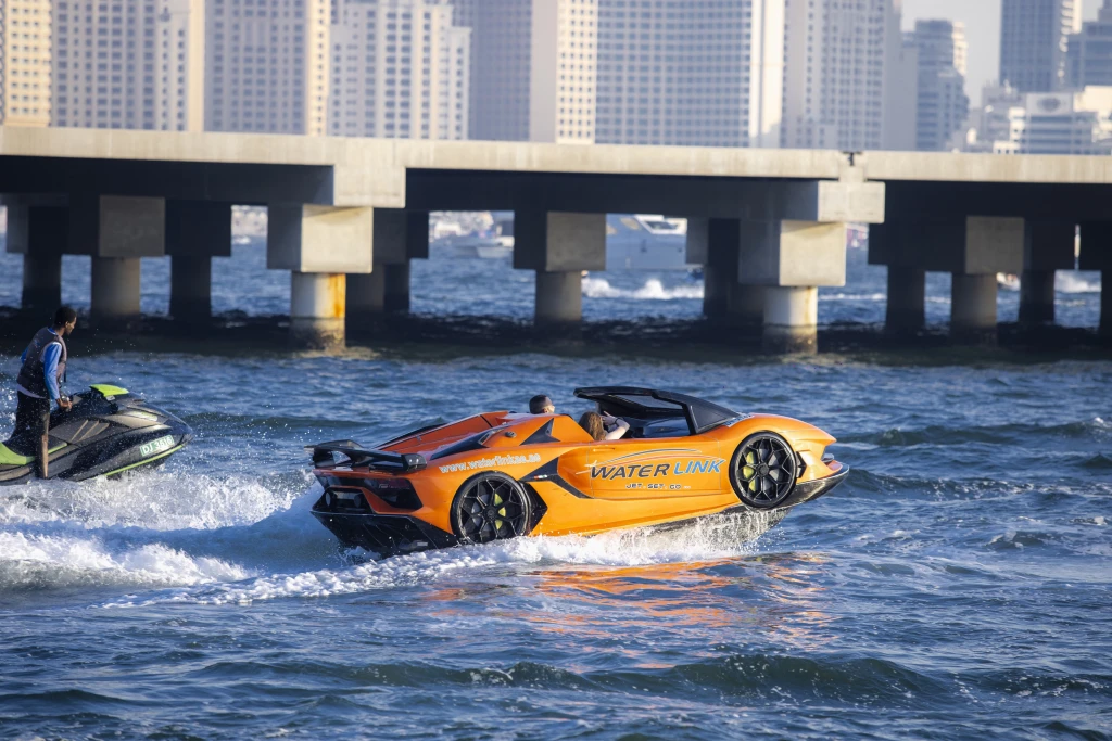 Опыт на реактивной машине над водой