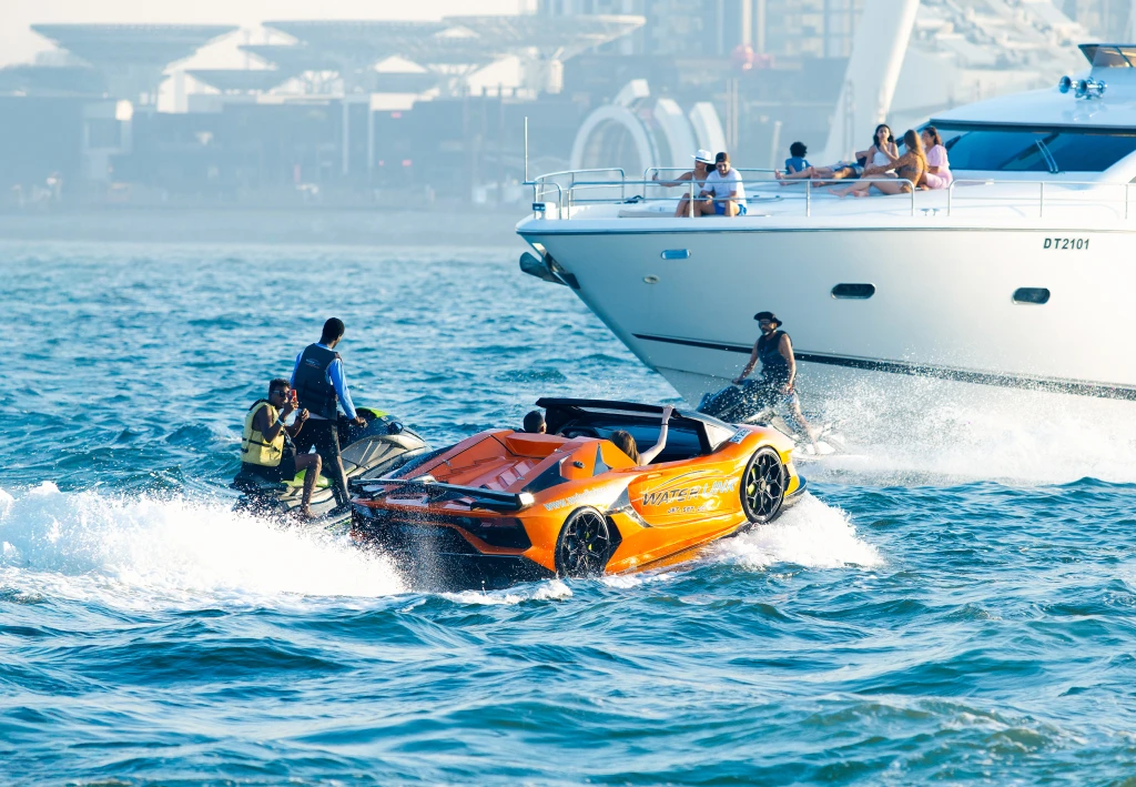 Опыт на реактивной машине над водой