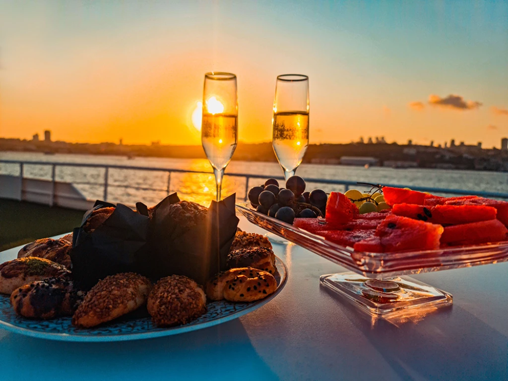 Istanbul: Bosphorus Sunset Cruise with Drinks & Snack