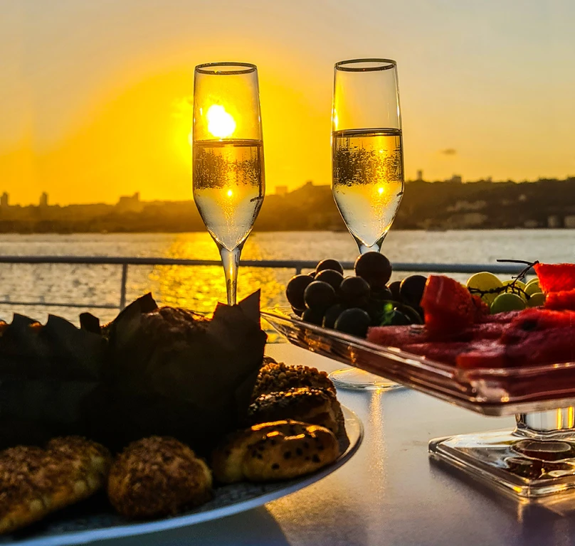 Istanbul: Bosphorus Sunset Cruise with Drinks & Snack