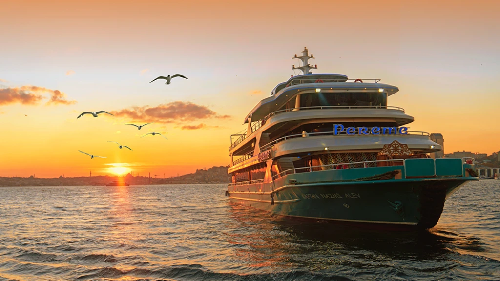 Istanbul: Bosphorus Sunset Cruise with Drinks & Snack