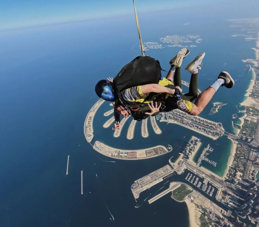 "Salto en paracaídas emocionante"