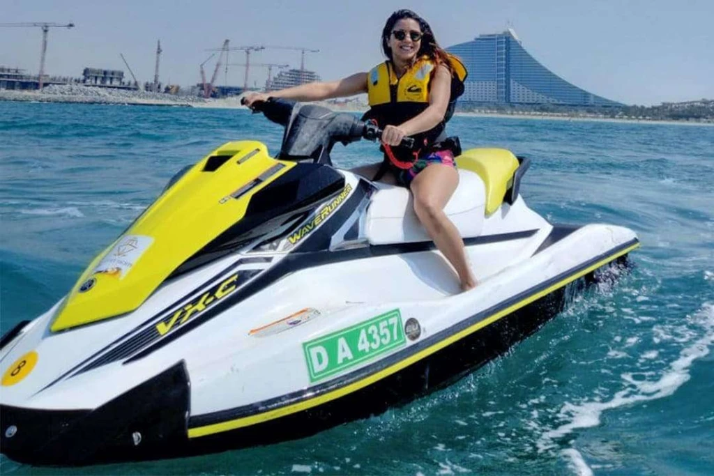 Почему катание на джет-ски делает ваш отдых в Дубае незабываемым?
