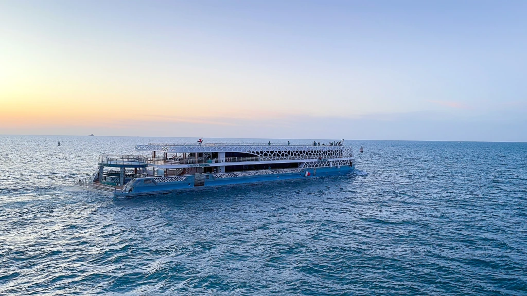 Lotus Mega Yacht – Standard Abendkreuzfahrt