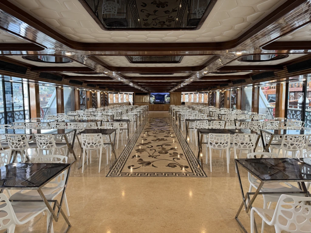 Lotus Mega Yacht – Standard Abendkreuzfahrt