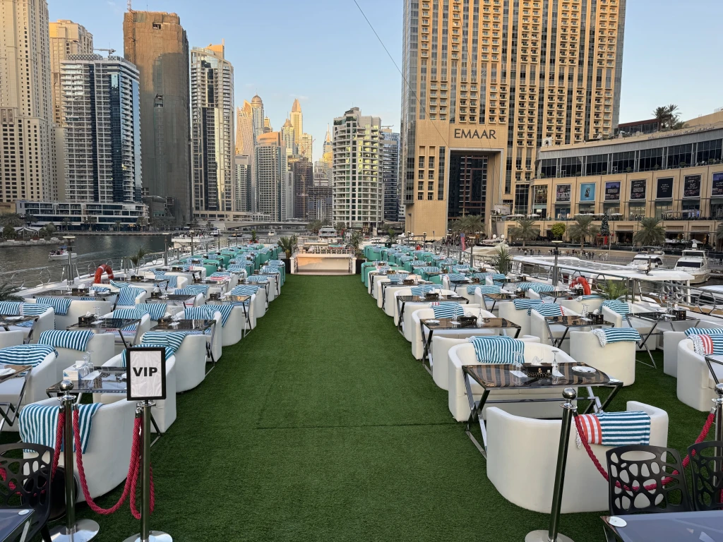 Lotus Mega Yacht – Standard Abendkreuzfahrt