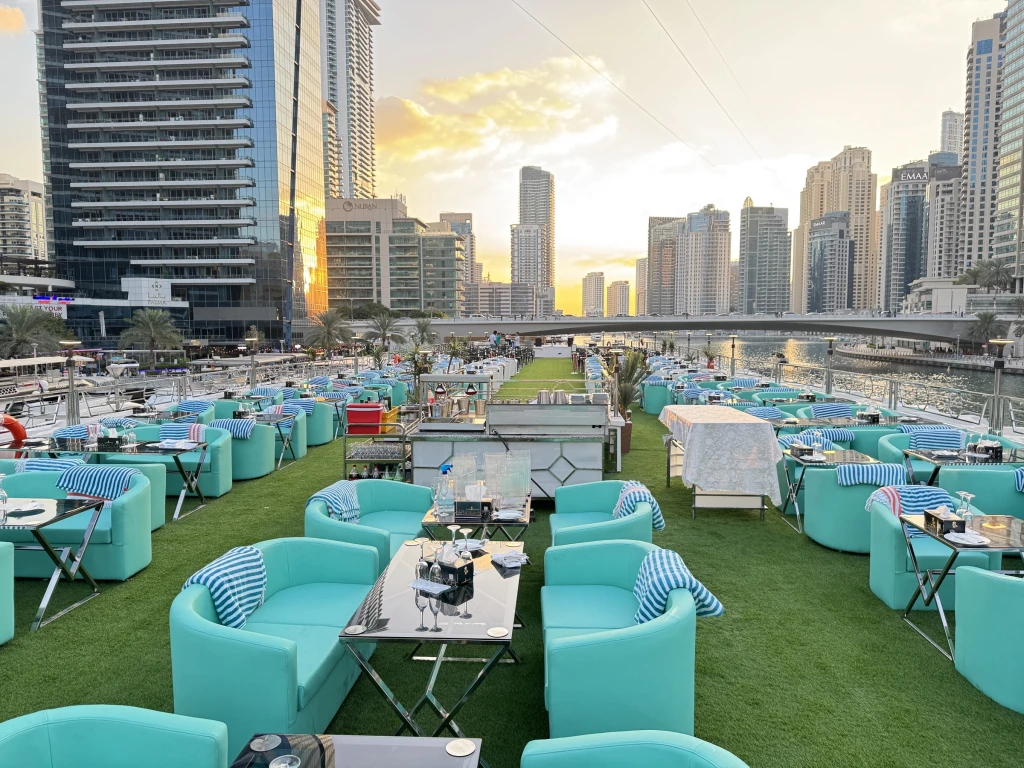 Lotus Mega Yacht – Standard Abendkreuzfahrt