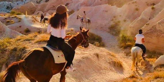 Kapadokya Gün Batımı At Turu – Vadilerde Eşsiz Manzaralar