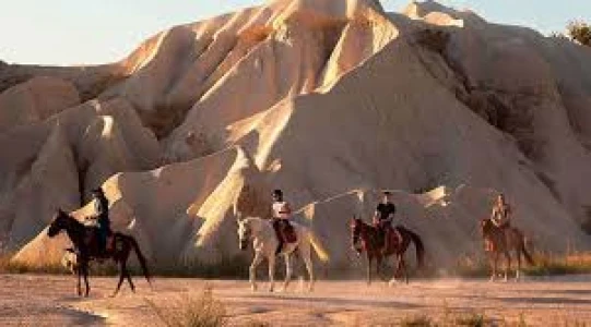 Kapadokya 1 Saatlik At Turu – Peri Bacaları ve Vadilerde Macera